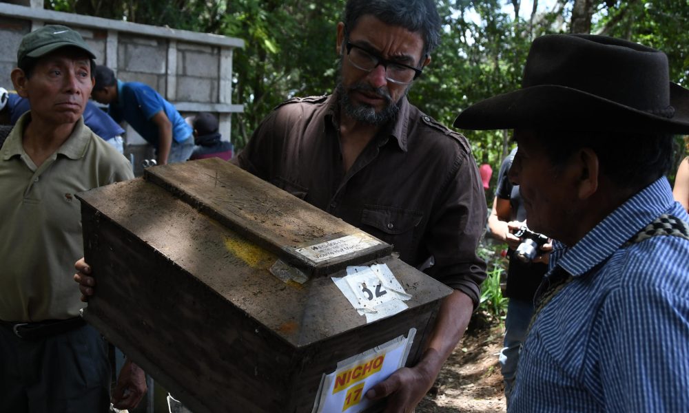 Una persona carga una urna funeraria este 29 de junio de 2026, durante un acto de Inhumación en San Martín Jilotepeque (Guatemala). EFE/ Alex Cruz