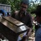Una persona carga una urna funeraria este 29 de junio de 2026, durante un acto de Inhumación en San Martín Jilotepeque (Guatemala). EFE/ Alex Cruz