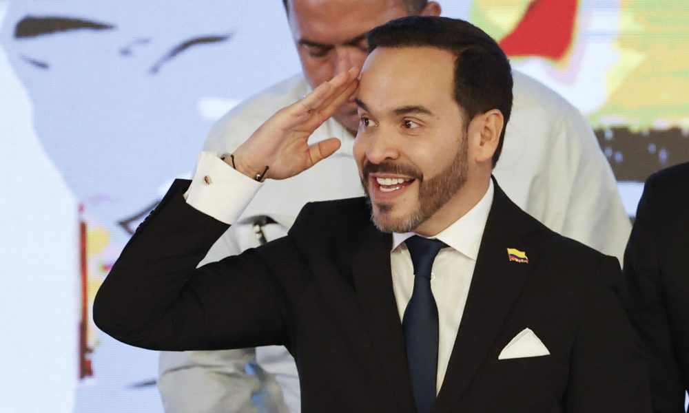 El presidente electo de Colombia, Abelardo de la Espriella, fue captado el pasado 25 de junio, al recibir su credencial como ganador de la segunda vuelta presidencial, en Bogotá (Colombia). EFE/Mauricio Dueñas