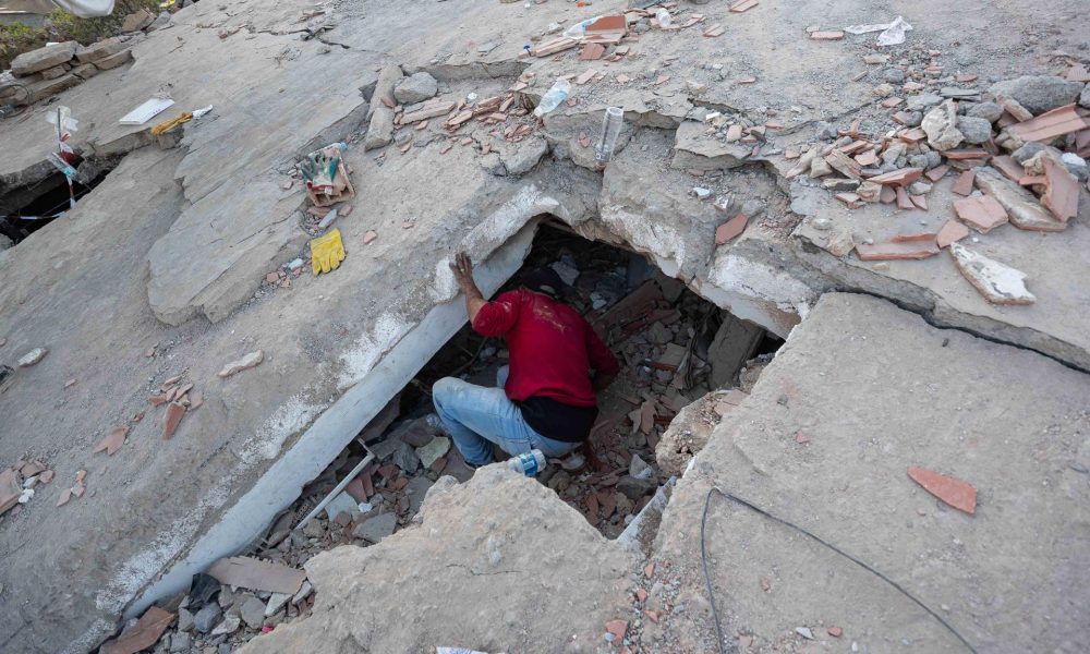 Una persona busca en los escombros de un edificio este lunes, en La Guaira (Venezuela). EFE/ Ronald Peña R