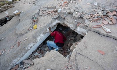 Una persona busca en los escombros de un edificio este lunes, en La Guaira (Venezuela). EFE/ Ronald Peña R