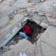 Una persona busca en los escombros de un edificio este lunes, en La Guaira (Venezuela). EFE/ Ronald Peña R