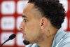 El suizo Noah Okafor habla durante una rueda de prensa de la selección nacional de fútbol de Suiza en el SDJA en San Diego, California, EE.UU. EFE/EPA/PETER KLAUNZER
