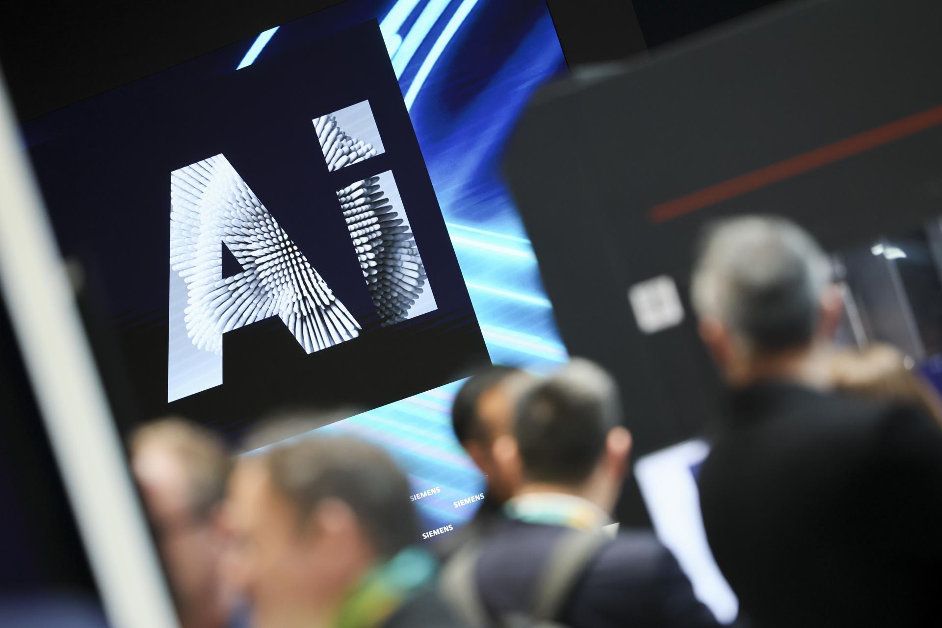 Fotografía de archivo de un logotipo de inteligencia artificial (IA) en la Feria de Hannover 2026 en Hannover (Alemania). EFE/EPA/HANNIBAL HANSCHKE