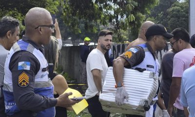 Fotografía cedida este domingo por Roberta Durço que muestra a un policía militar transportando una maleta recuperada en el lugar donde ocurrió el accidente de dos helicópteros en el barrio Recreio dos Bandeirantes, en Río de Janeiro (Brasil). EFE/ Roberta Durço