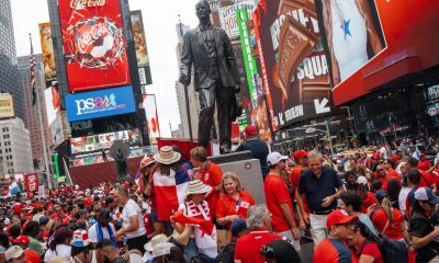 Aficionados panameños celebran en Times Square un día antes de que su equipo juegue contra Inglaterra, en Nueva York, Estados Unidos. EFE/EPA/OLGA FEDOROVA