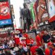 Aficionados panameños celebran en Times Square un día antes de que su equipo juegue contra Inglaterra, en Nueva York, Estados Unidos. EFE/EPA/OLGA FEDOROVA