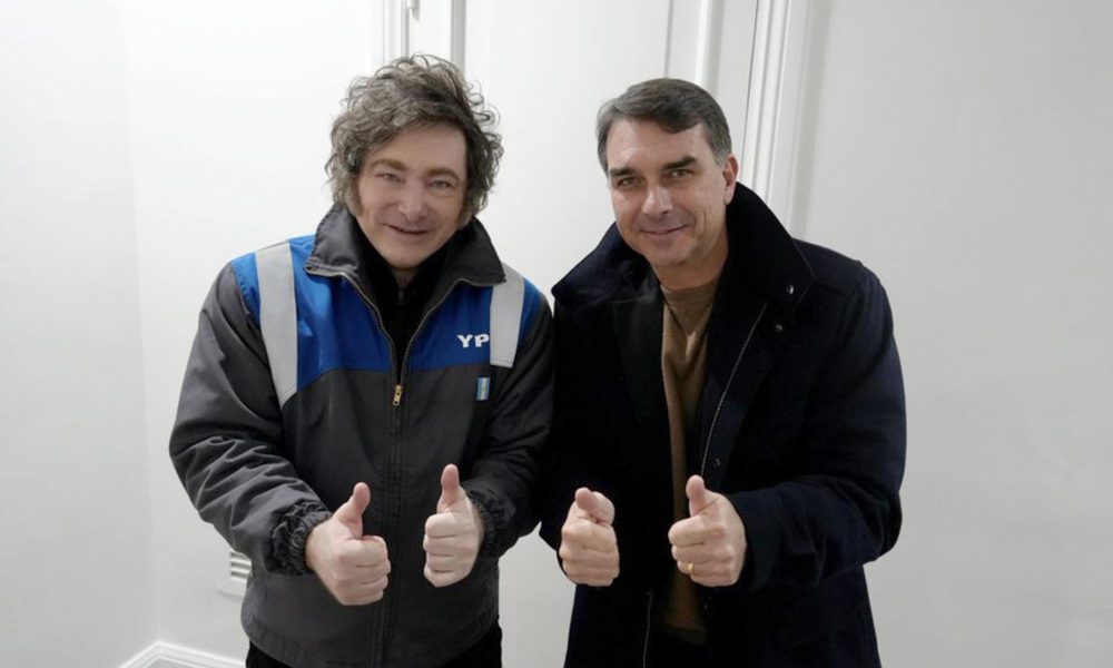 Fotografía tomada de la cuenta en X @OPRArgentina de la Oficina del Presidente de Argentina de su mandatario, Javier Milei (i), junto al senador ultraderechista brasileño Flávio Bolsonaro durante una reunión en Buenos Aires (Argentina). EFE/ @OPRArgentina