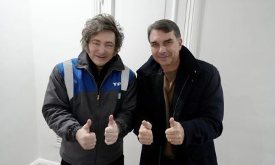 Fotografía tomada de la cuenta en X @OPRArgentina de la Oficina del Presidente de Argentina de su mandatario, Javier Milei (i), junto al senador ultraderechista brasileño Flávio Bolsonaro durante una reunión en Buenos Aires (Argentina). EFE/ @OPRArgentina