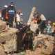 Voluntarios y funcionarios de Cuerpo de Investigaciones Científicas, Penales y Criminalísticas (Cicpc), trasladan un cuerpo este lunes, en La Guaira (Venezuela). EFE/ Ronald Peña R
