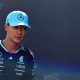 El piloto británico de Mercedes George Russell llega al Gran Premio de Austria de Fórmula 1, en el circuito de Red Bull Ring en Spielberg, Austria. EFE/EPA/ANNA SZILAGYI