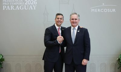 El presidente de Paraguay, Santiago Peña (i), posa junto al canciller de Argentina, Pablo Quirno, previo a la cumbre de jefes de Estado del bloque este 30 de junio de 2026, durante la Mercosur en Luque (Paraguay). EFE/ Juan Pablo Pino