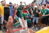 Aficionados de Sudáfrica llegan al estadio antes del partido de octavos de final de la Copa Mundial de la FIFA 2026. EFE/EPA/SCOTT STRAZZANTE
