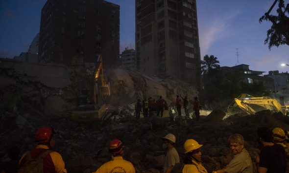 Integrantes de equipos de rescate trabajan este jueves, en un edifico afectado por un terremoto en la zona de Altamira en Caracas (Venezuela). EFE/ Boris Vergara