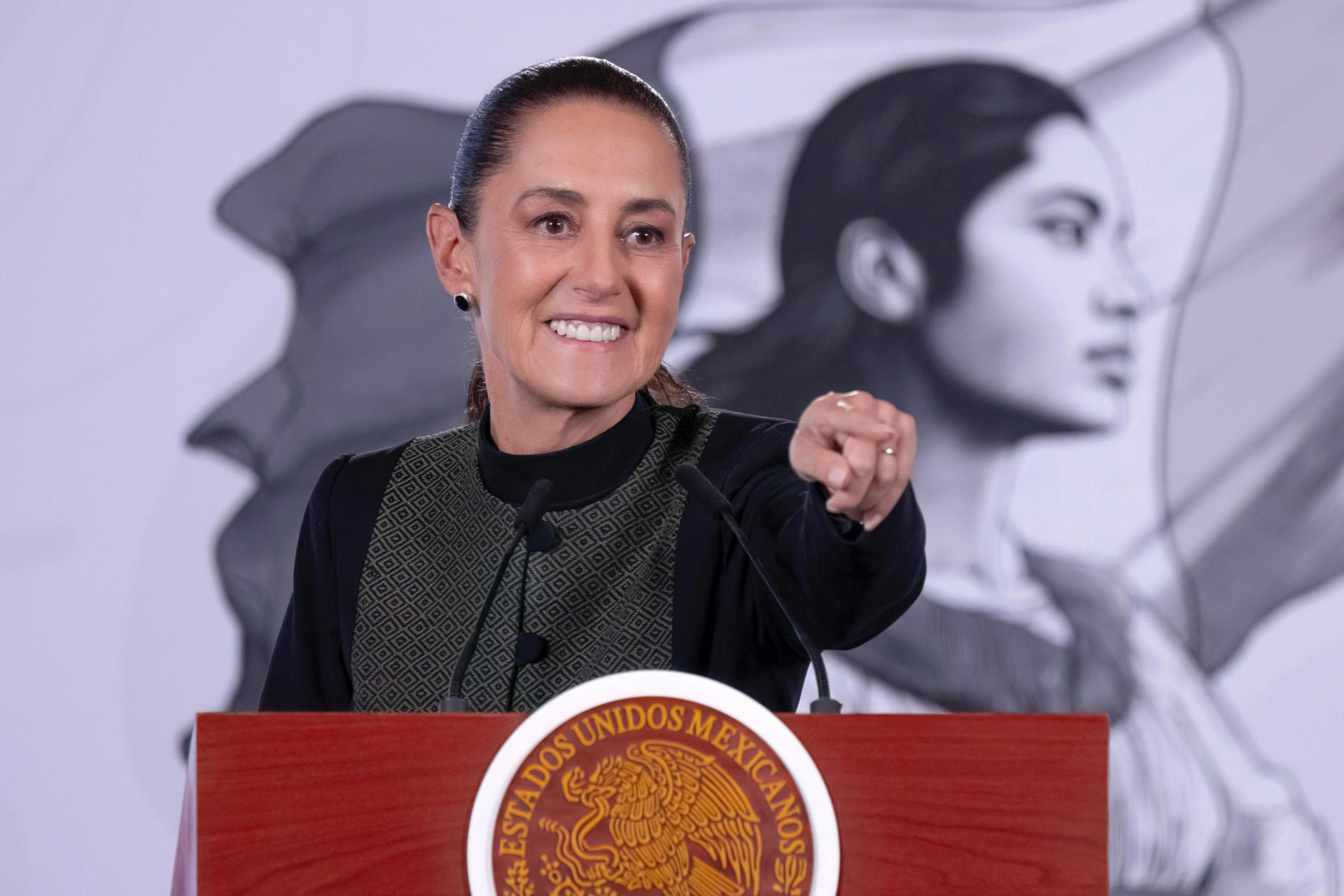 Fotografía cedida por la Presidencia de México de su mandataria Claudia Sheinbaum, hablando en una rueda de prensa este martes en el Palacio Nacional de Ciudad de México (México). EFE/ Presidencia de México /SOLO USO EDITORIAL/NO VENTAS/SOLO DISPONIBLE RAPA ILUSTRAR LA NOTICIA QUE ACOMPAÑA (CRÉDITO OBLIGATORIO)