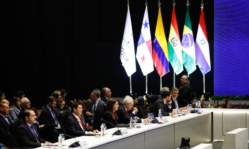 Cancilleres de Mercosur participan en la 68 reunión del Consejo del Mercado Común (CMC) este lunes, previo a la Cumbre de Presidentes y en el que se acordarán la decisiones que emanarán de esta cumbre semestral en Luque (Paraguay). EFE/ Juan Pablo Pino