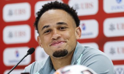 El suizo Noah Okafor habla durante una rueda de prensa de la selección nacional de fútbol de Suiza en el SDJA en San Diego, California, EE.UU. EFE/EPA/PETER KLAUNZER