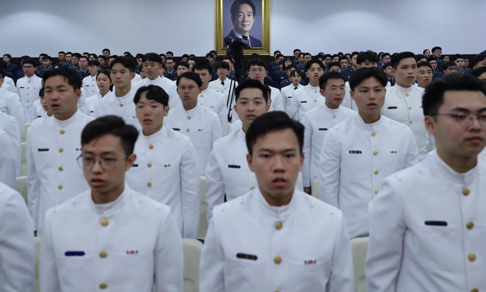 TAIPEI (Taiwan), 30/06/2026.- Cadetes delante del retrato del presidente de Taiwán, Lai Ching-te en Taipéi. EFE/EPA/RITCHIE B. TONGO