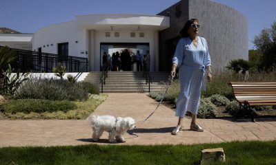 Imagen de archivo de una una mujer y su perro paseando por las instalaciones de 'El Parque', primer cementerio público de animales de compañía de España. EFE/Jorge Zapata
