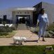 Imagen de archivo de una una mujer y su perro paseando por las instalaciones de 'El Parque', primer cementerio público de animales de compañía de España. EFE/Jorge Zapata