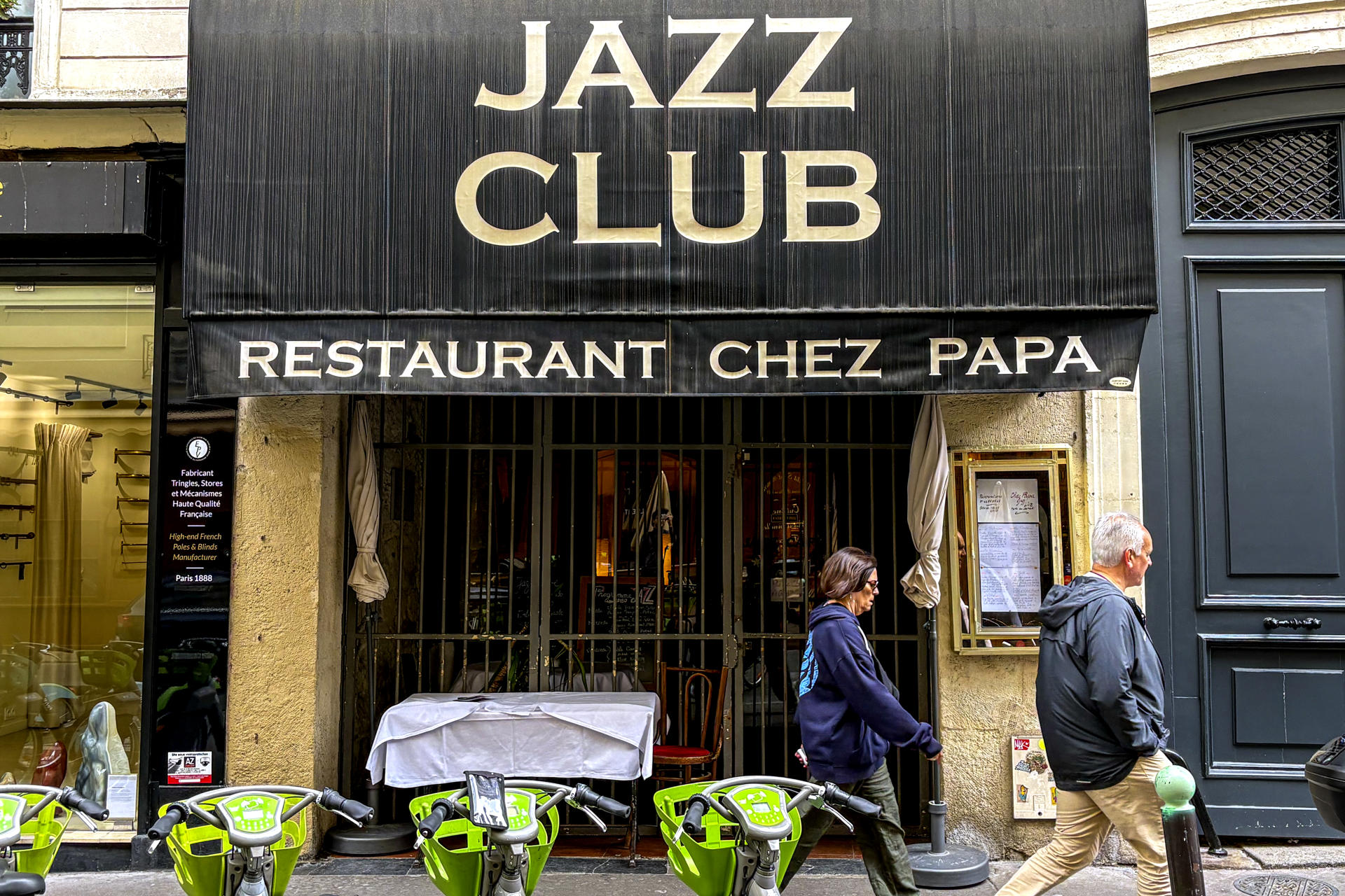 En las calles de París, una tienda de vinilos de 'jazz' muestra en su escaparate una ventana al pasado: el trompetista estadounidense Miles Davis (1926-1991) toca en portadas, fotografías y carteles que, cien años después de su nacimiento, conmemoran el sonido suave e inconfundible de su viento metal. "Es un genio", dijo a EFE el dueño del local, Fred Thomas; "fue el mejor trompetista de 'jazz' de la historia y John Coltrane (1926-1967) -su compañero durante casi una década- fue el mejor saxofonista", agregó, frente a un vinilo de Davis reeditado por su aniversario. En la imagen, fachada Jazz Club en París. EFE/Pol Lloberas Cardona
