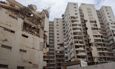 Fotografía de un edificio afectado por los terremoto, este domingo, en Catia La Mar (Venezuela). EFE/ Ronald Peña R