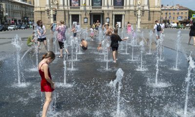 Un grupo de personas se refresca del calor provocado por las altas temperaturas en la ciudad ucraniana de Leópolis. EFE/EPA/MYKOLA TYS
