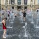 Un grupo de personas se refresca del calor provocado por las altas temperaturas en la ciudad ucraniana de Leópolis. EFE/EPA/MYKOLA TYS