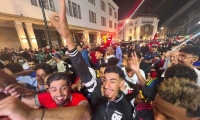 Cientos de personas salieron a las calles a celebrar la clasificación de Marruecos frente a los Países Bajos después de seguir un partido que mantuvo despierto al país hasta la madrugada. EFE/ Mohamed Siali