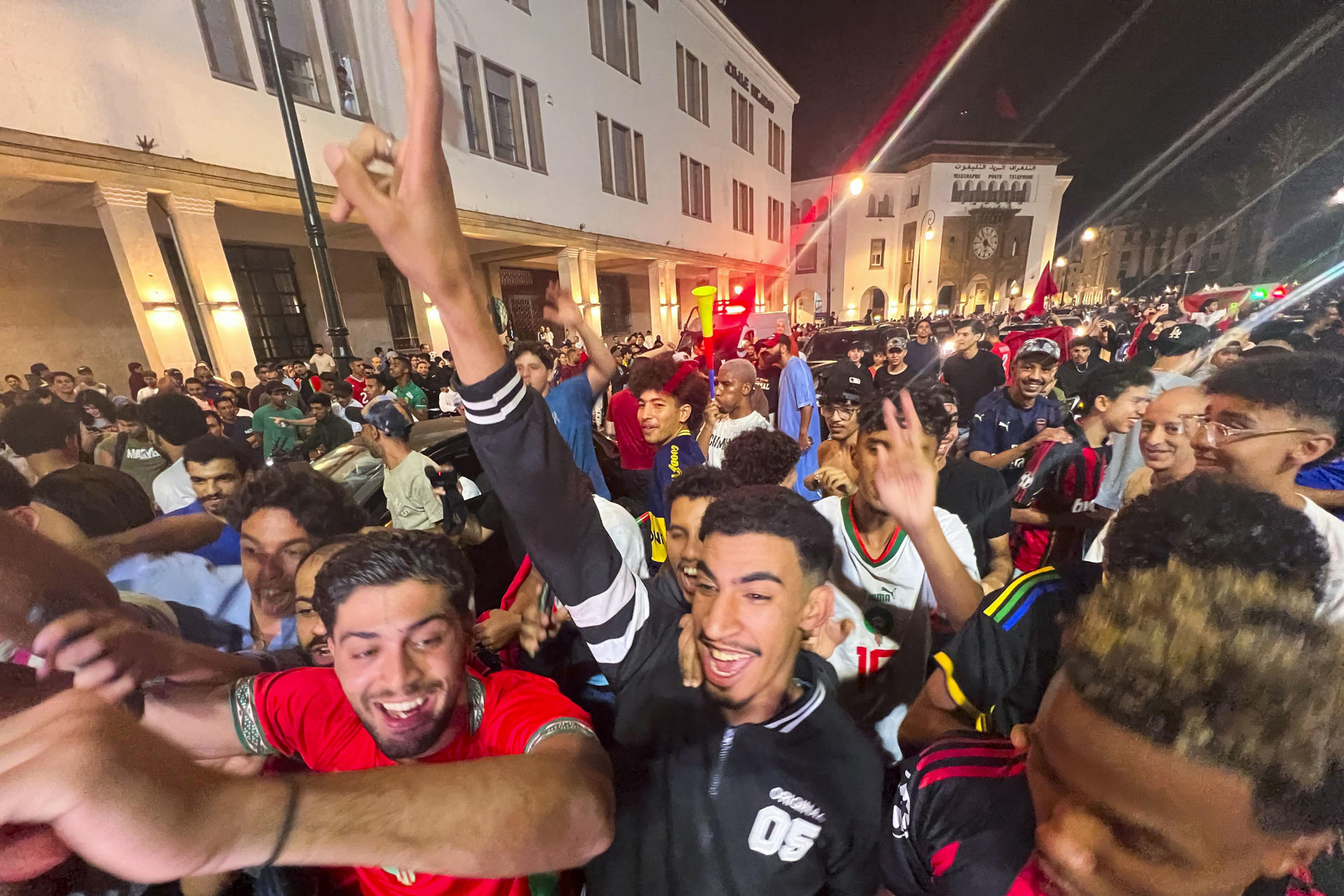 Cientos de personas salieron a las calles a celebrar la clasificación de Marruecos frente a los Países Bajos después de seguir un partido que mantuvo despierto al país hasta la madrugada. EFE/ Mohamed Siali