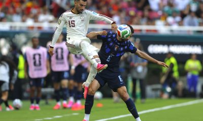 Rodrigo Bentancur (d) de Uruguay disputa el balón con Álex Baena de España este viernes, en un partido del grupo H del Mundial de la FIFA 2026 entre Uruguay y España en el estadio Akron en Guadalajara (México). EFE/ Francisco Guasco
