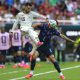 Rodrigo Bentancur (d) de Uruguay disputa el balón con Álex Baena de España este viernes, en un partido del grupo H del Mundial de la FIFA 2026 entre Uruguay y España en el estadio Akron en Guadalajara (México). EFE/ Francisco Guasco