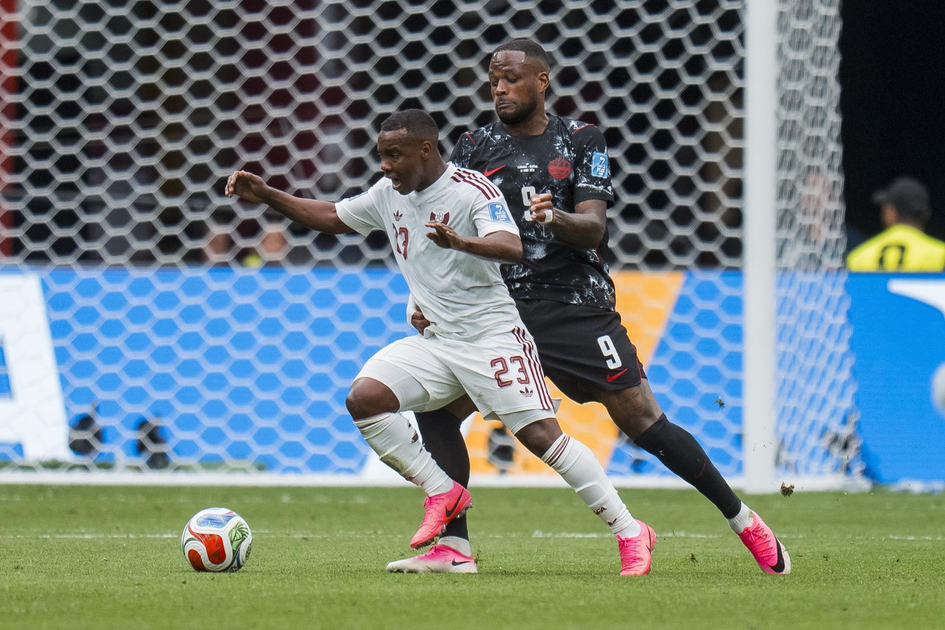 Fotografía del centrocampista catarí Assim Madibo (i), durante un partido disputado por su equipo contra Canadá el pasado 18 de junio. EFE/BOB FRID