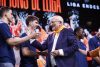 El propietario del Valencia Basket, Juan Roig, saluda a los jugadores durante la celebración del título de Liga de baloncesto este jueves en el Roig Arena, en Valencia. EFE/Biel Aliño
