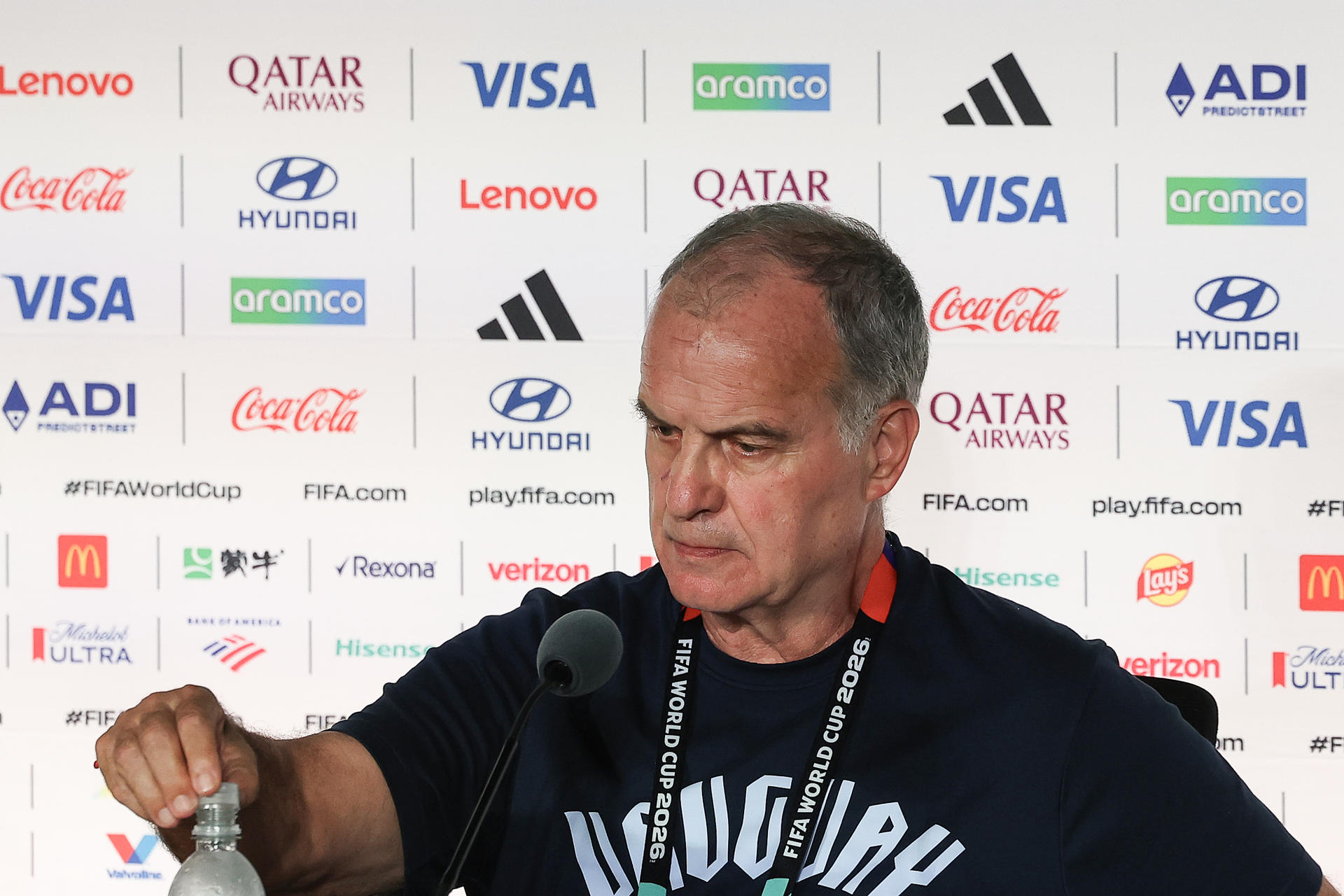 El seleccionador de Uruguay, Marcelo Bielsa, asiste a una rueda de prensa este jueves, en el estadio Akron en Guadalaja (México). EFE/ Alex Cruz