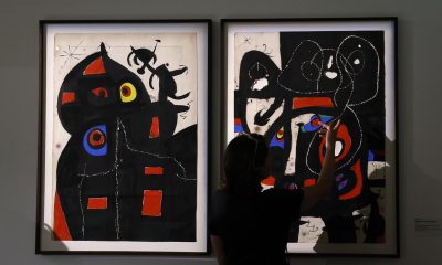 Un periodista observa las obras del artista catalán Joan Miró expuestas en la muestra Joan Miró, Mallorca: el taller de los sueños durante una visita previa para la prensa en el Museo de Arte Hyacinthe Rigaud de Perpiñán, en el sur de Francia, el 26 de junio de 2026 (publicado el 27 de junio de 2026). Una importante exposición que reúne alrededor de 100 obras del reconocido artista español Joan Miró, entre las que se incluyen pinturas, objetos, fotografías panorámicas y material audiovisual, se celebra del 27 de junio al 31 de diciembre de 2026. EFE/EPA/GUILLAUME HORCAJUELO