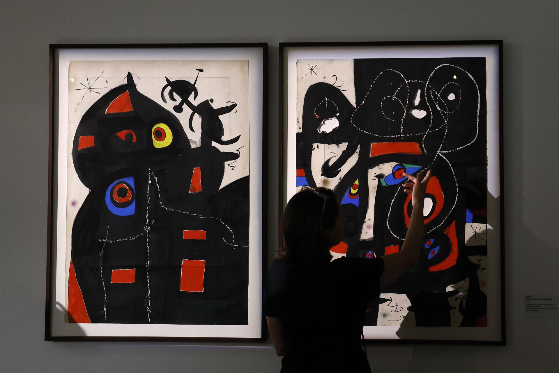 Un periodista observa las obras del artista catalán Joan Miró expuestas en la muestra Joan Miró, Mallorca: el taller de los sueños durante una visita previa para la prensa en el Museo de Arte Hyacinthe Rigaud de Perpiñán, en el sur de Francia, el 26 de junio de 2026 (publicado el 27 de junio de 2026). Una importante exposición que reúne alrededor de 100 obras del reconocido artista español Joan Miró, entre las que se incluyen pinturas, objetos, fotografías panorámicas y material audiovisual, se celebra del 27 de junio al 31 de diciembre de 2026. EFE/EPA/GUILLAUME HORCAJUELO