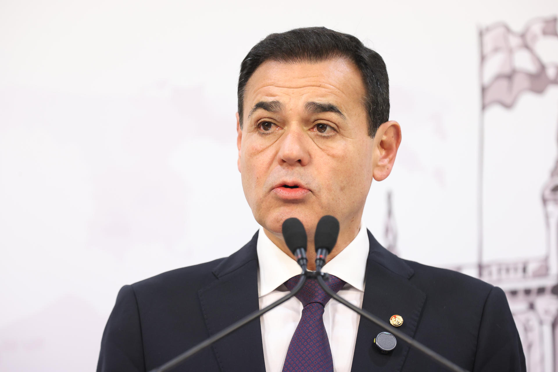 El ministro de relaciones exteriores de Paraguay, Rubén Ramírez, habla en una rueda de prensa este jueves, en Asunción (Paraguay). EFE/ Juan Pablo Pino