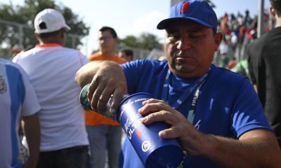 Un trabajador llena un vaso con cerveza este lunes previo al partido de los dieciseisavos de final del Mundial 2026 entre Países Bajos y Marruecos, en Monterrey (México). EFE/ Miguel Sierra