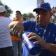 Un trabajador llena un vaso con cerveza este lunes previo al partido de los dieciseisavos de final del Mundial 2026 entre Países Bajos y Marruecos, en Monterrey (México). EFE/ Miguel Sierra