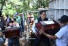 Personas cargan urnas funerarias este 29 de junio de 2026, durante un acto de Inhumación en San Martín Jilotepeque (Guatemala). EFE/ Alex Cruz
