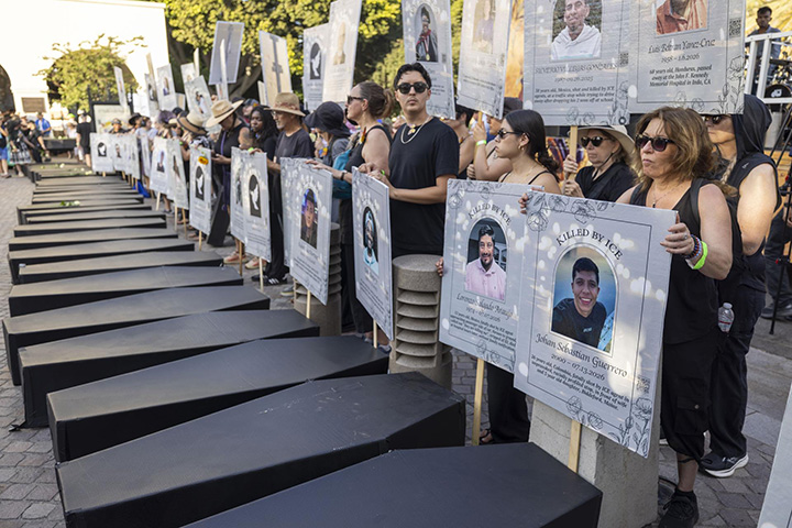 Honran a inmigrantes muertos y pide justicia