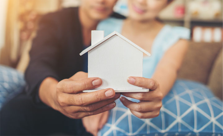 Impartieron taller sobre compra de casas en español
