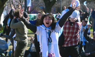 Aficionados de Argentina celebran al finalizar un partido del Mundial de la FIFA 2026 entre Argentina y Egipto, este martes en Buenos Aires (Argentina). EFE/ Matías Martín Campaya
ya