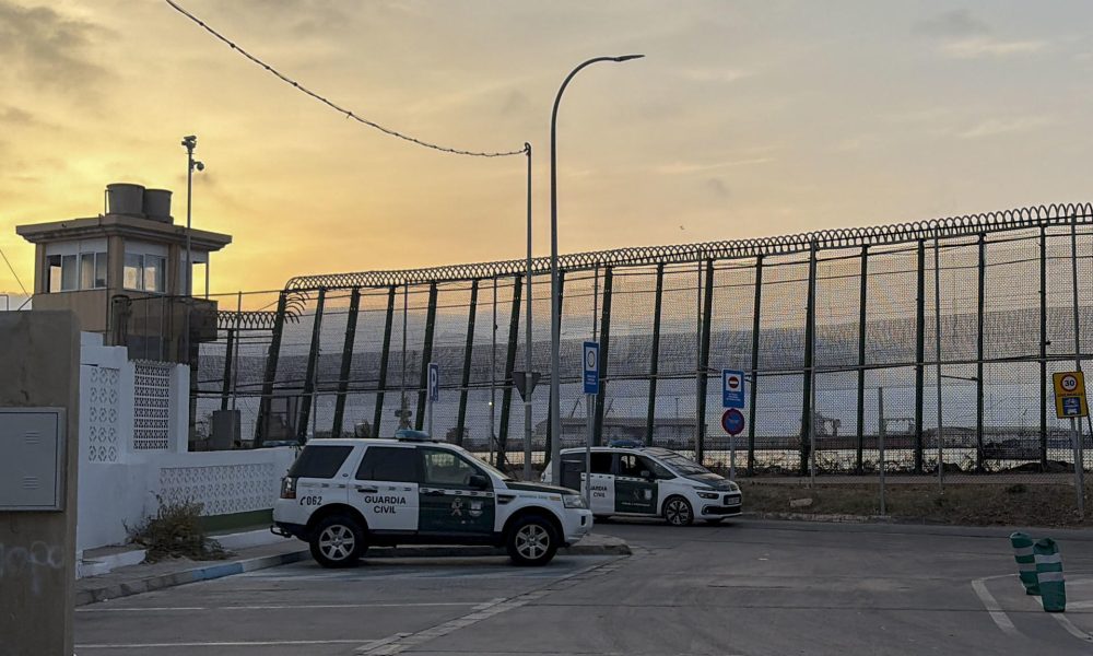 Vista del dique sur de la playa de la ciudad española de Melilla este viernes a primera hora. El dique ejerce como frontera terrestre y marítima entre España y Marruecos en la zona sur de Melilla. EFE/Paqui Sánchez