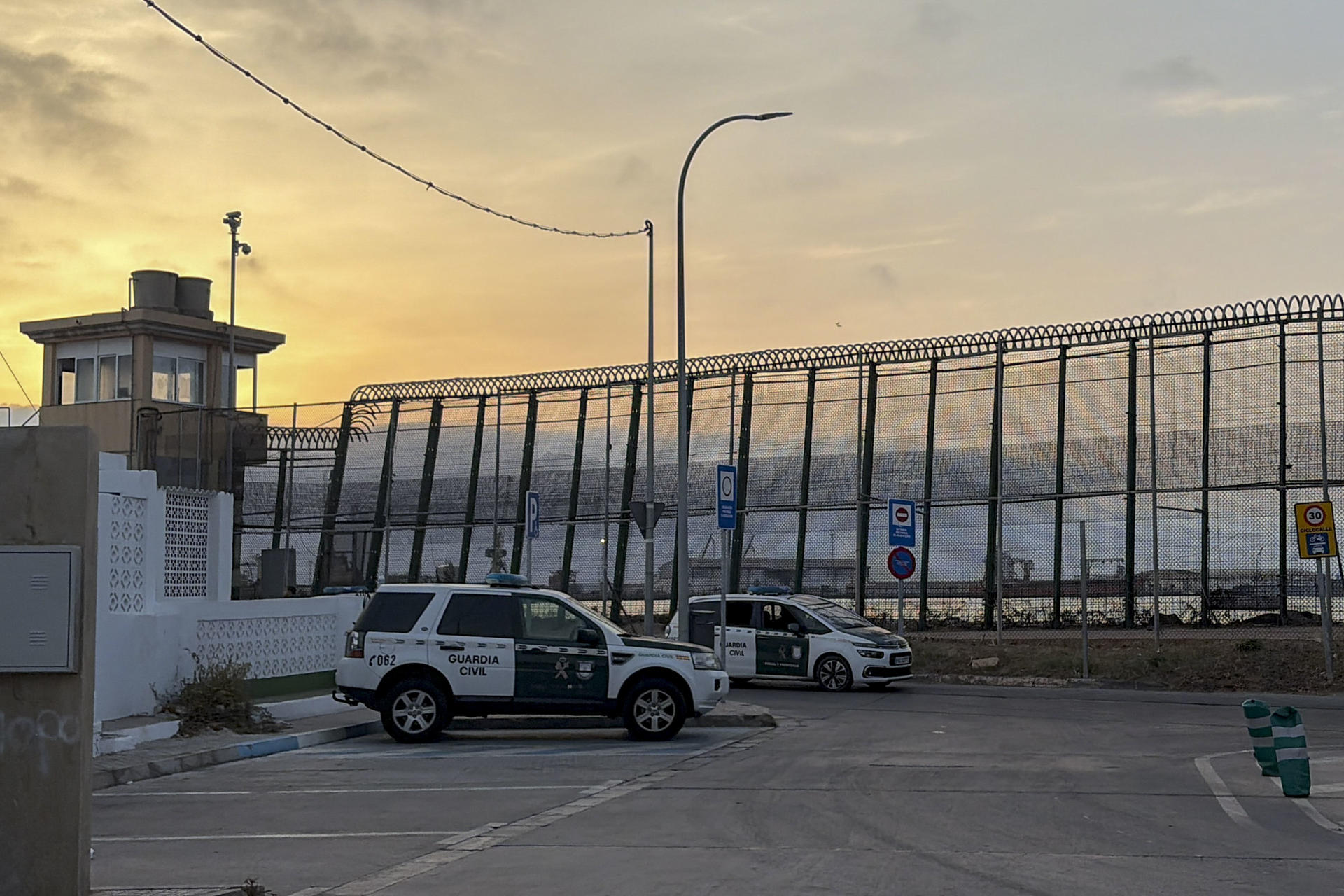 Vista del dique sur de la playa de la ciudad española de Melilla este viernes a primera hora. El dique ejerce como frontera terrestre y marítima entre España y Marruecos en la zona sur de Melilla. EFE/Paqui Sánchez