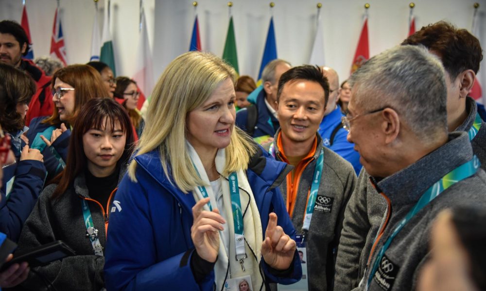 Fotografía del pasado 2 de febrero, en la que puede verse a la presidenta del COI, Kirsty Coventry (i), durante los Juegos Olímpicos de invierno de Milán-Cortina. EFE/MATTEO CORNER