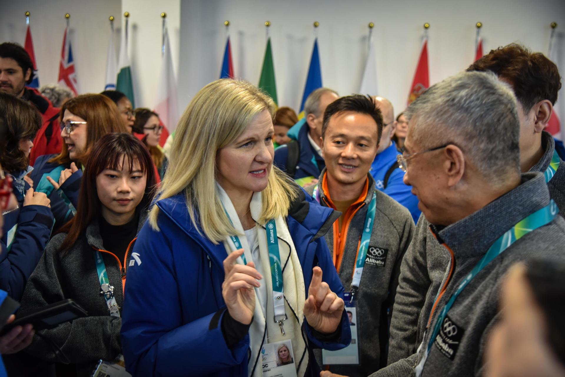 Fotografía del pasado 2 de febrero, en la que puede verse a la presidenta del COI, Kirsty Coventry (i), durante los Juegos Olímpicos de invierno de Milán-Cortina. EFE/MATTEO CORNER