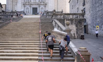 La catedral de Girona y su centro histórico acogen desde este lunes el rodaje de la película 'Enredados'. EFE/David Borrat