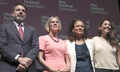 La directora internacional de Hay Festival, Cristina Fuentes la Roche (c-d), la secretaria de Cultura del municipio de Querétaro, Daniela Salgado (d), el embajador de España en México, Juan Duarte Cuadrado (i), y la embajadora del Reino Unido en México, Susannah Goshko (c-i), participan en una rueda de prensa este miércoles, en Ciudad de México (México). EFE/Ana Báez